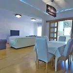 M&L Lux 3-Bedroom Apartment